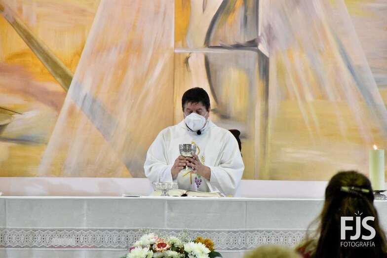 Imagen de una ceremonia religiosa en la iglesia de Clavellinas oficiada por el párroco Francisco Javier Martínez/TA.